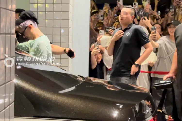 GD權志龍脫下禁止停車標誌帽，拿出另一頂黑帽戴上。特勤中心攝