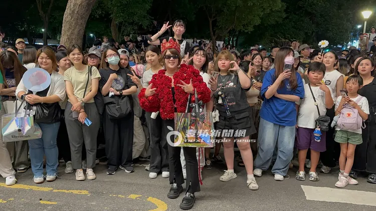 GD的粉絲穿起滿版玫瑰花外套現身，引起不小的騷動。特勤中心攝