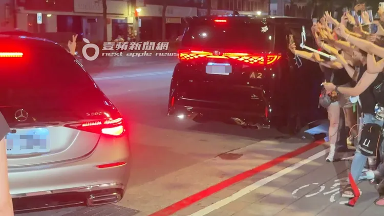 GD坐在賓士邁巴赫內，降窗伸手比出勝利手勢寵粉。特勤中心攝