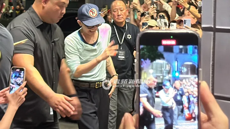 GD一下車便受到千名粉絲熱烈歡迎，他壓低身子邊走邊和粉絲打招呼。特勤中心攝