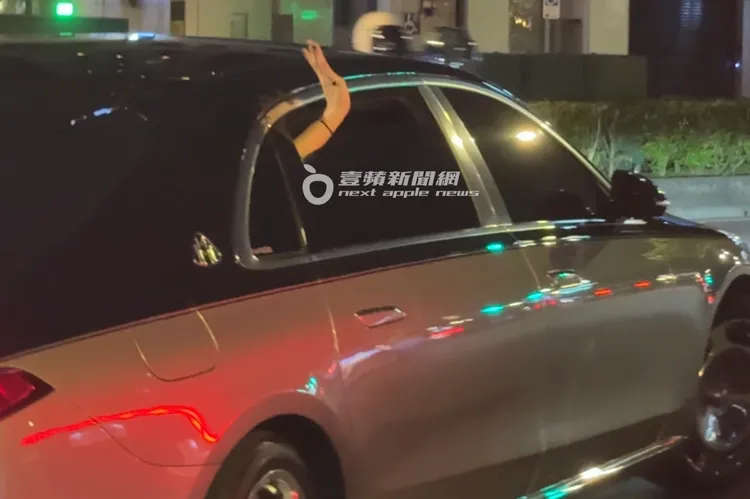 邁巴赫移動時，GD降下車窗揮手寵粉，掀起當晚最高潮。特勤中心攝