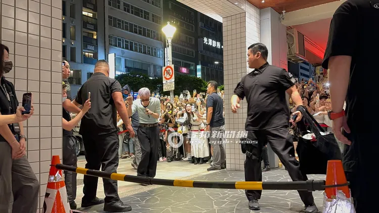 2名保鏢走在前方，護送GD走進餐廳。特勤中心攝