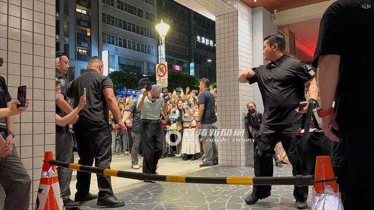 GD邊走邊脫帽致敬千名粉絲，現場引起不小的騷動。特勤中心攝