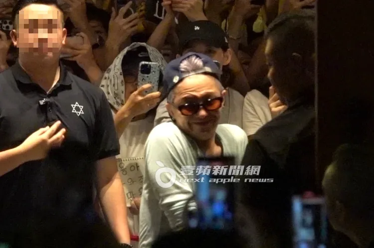 凌晨1點，GD權志龍見到千粉愛戴，開心轉圈露出可愛表情。特勤中心攝