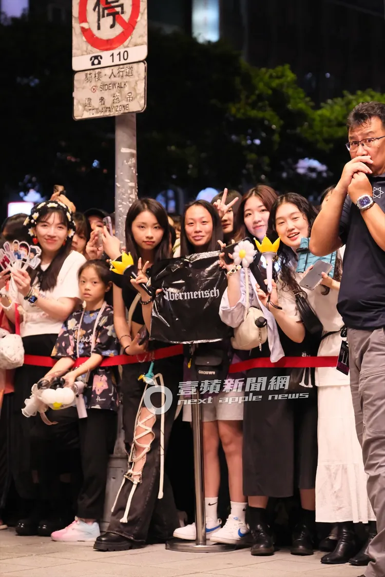 粉絲們拿著GD演唱會周邊紀念品合照。特勤中心攝