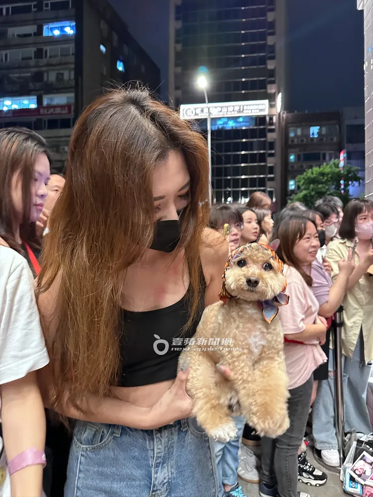 現場也有粉絲帶著「權志龍紅貴賓」到場一睹偶像風采。特勤中心攝