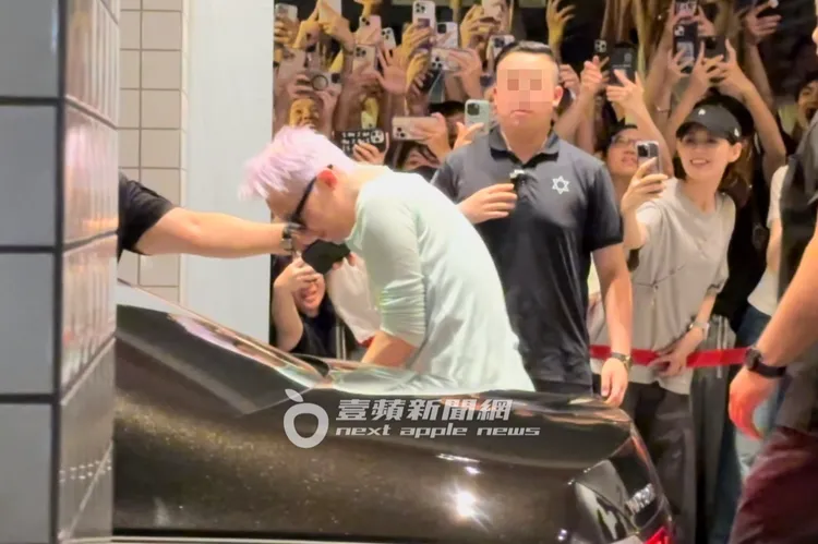 韓國天王GD權志龍在車旁向粉絲脫帽、哈腰鞠躬致敬。特勤中心攝