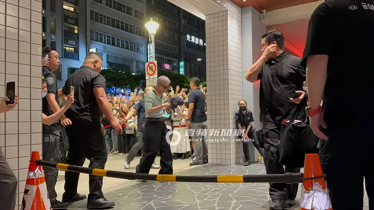 GD在3名壯漢保鏢保護下，一臉謙虛的走進餐廳。特勤中心攝