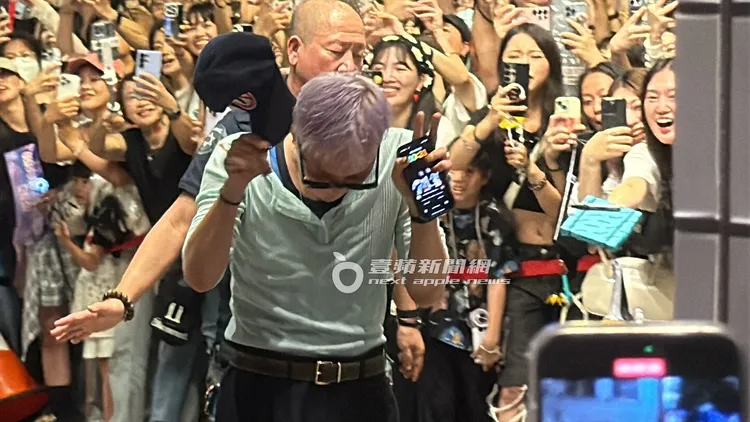 GD結束小巨蛋演出，直奔愛店「金豬食堂」脫帽致意，與團隊一同用餐。特勤中心攝