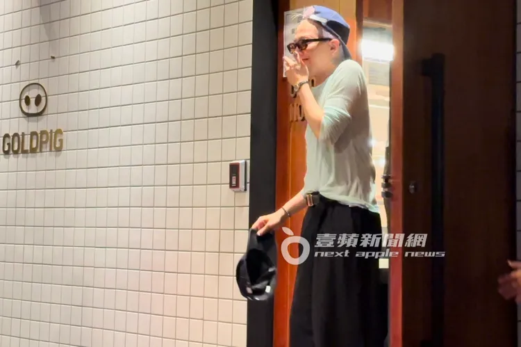隔天14日凌晨1點，GD權志龍吃完慶功宴，走出「金豬食堂」被千粉嚇到，摀住嘴跳了一下。特勤中心攝