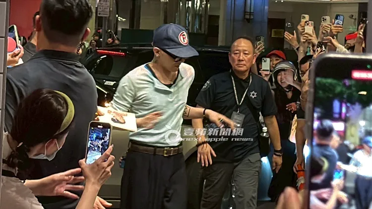 GD戴禁止停車帽，從千萬邁巴赫下車，現場千名粉絲拿起手機一睹風采。特勤中心攝