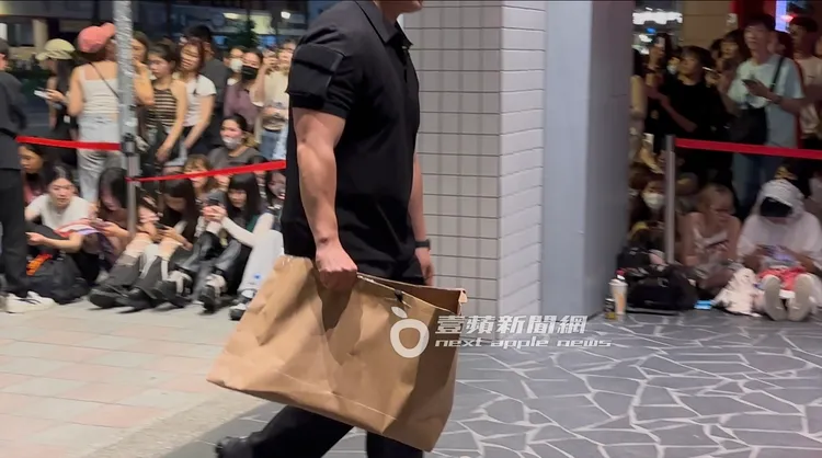 GD進餐廳後10分鐘，保鏢又從保母車上提大型紙袋進餐廳。特勤中心攝