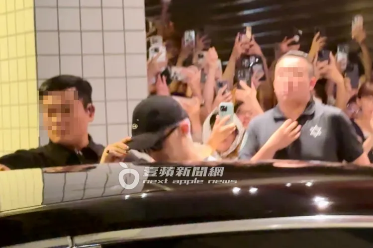 GD權志龍變出另一頂黑帽戴上，彷彿上演「帽子戲法」揮手上車。特勤中心攝