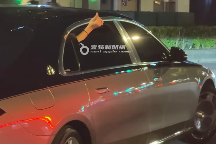 GD權志龍降窗伸手送出連環愛心形狀寵粉。特勤中心攝