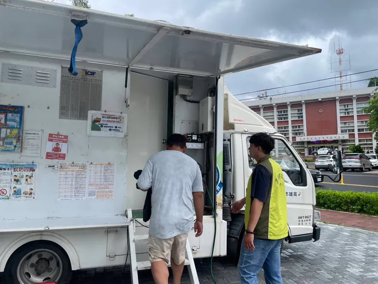 高雄市社會局支援台南災區2台沐浴車。社會局提供