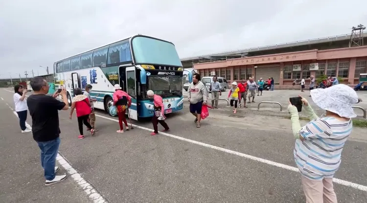 七股區公所出動遊覽車接駁，將鹽埕里約30戶民眾進行預防性撤離。民眾提供
