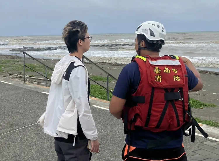 南市消防局出動巡視並勸離民眾。民眾提供