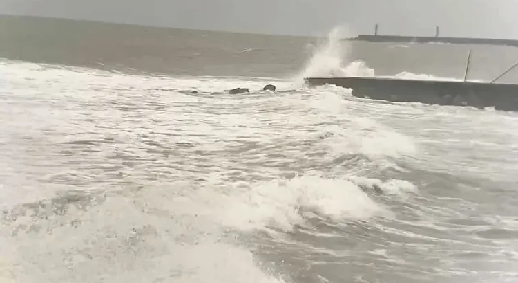 海浪逐漸變大，海水也渾濁不堪。民眾提供