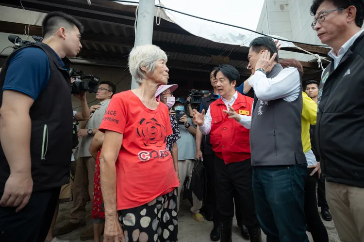 賴清德前往七股區視察水電復原情形。總統府提供