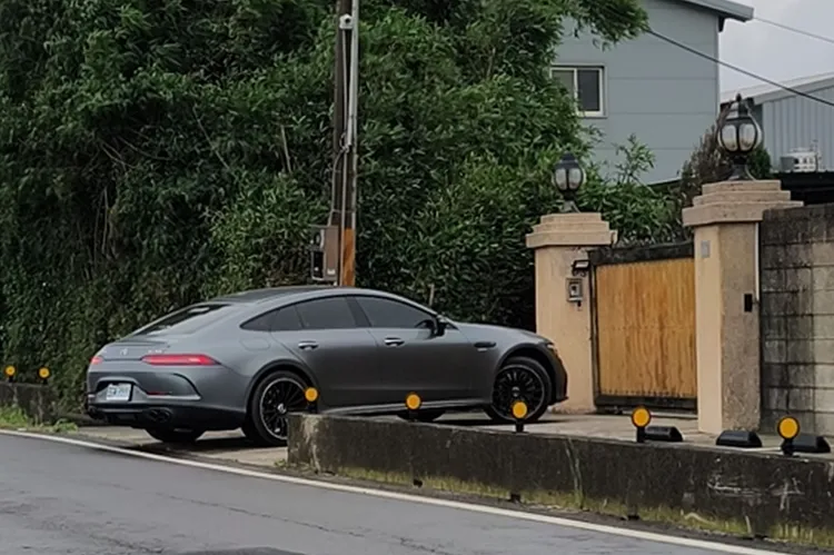 西北訓犬學院到了周末都是開著名車進入探視送訓的愛犬主人。投訴人提供