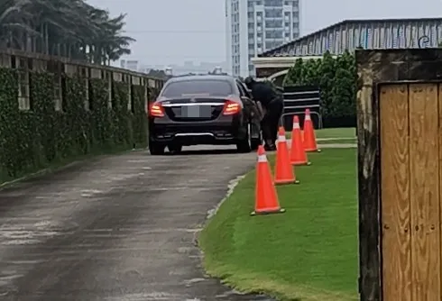 一到周末可以探視愛犬的時候，許多家長就開著名車前往。投訴人提供