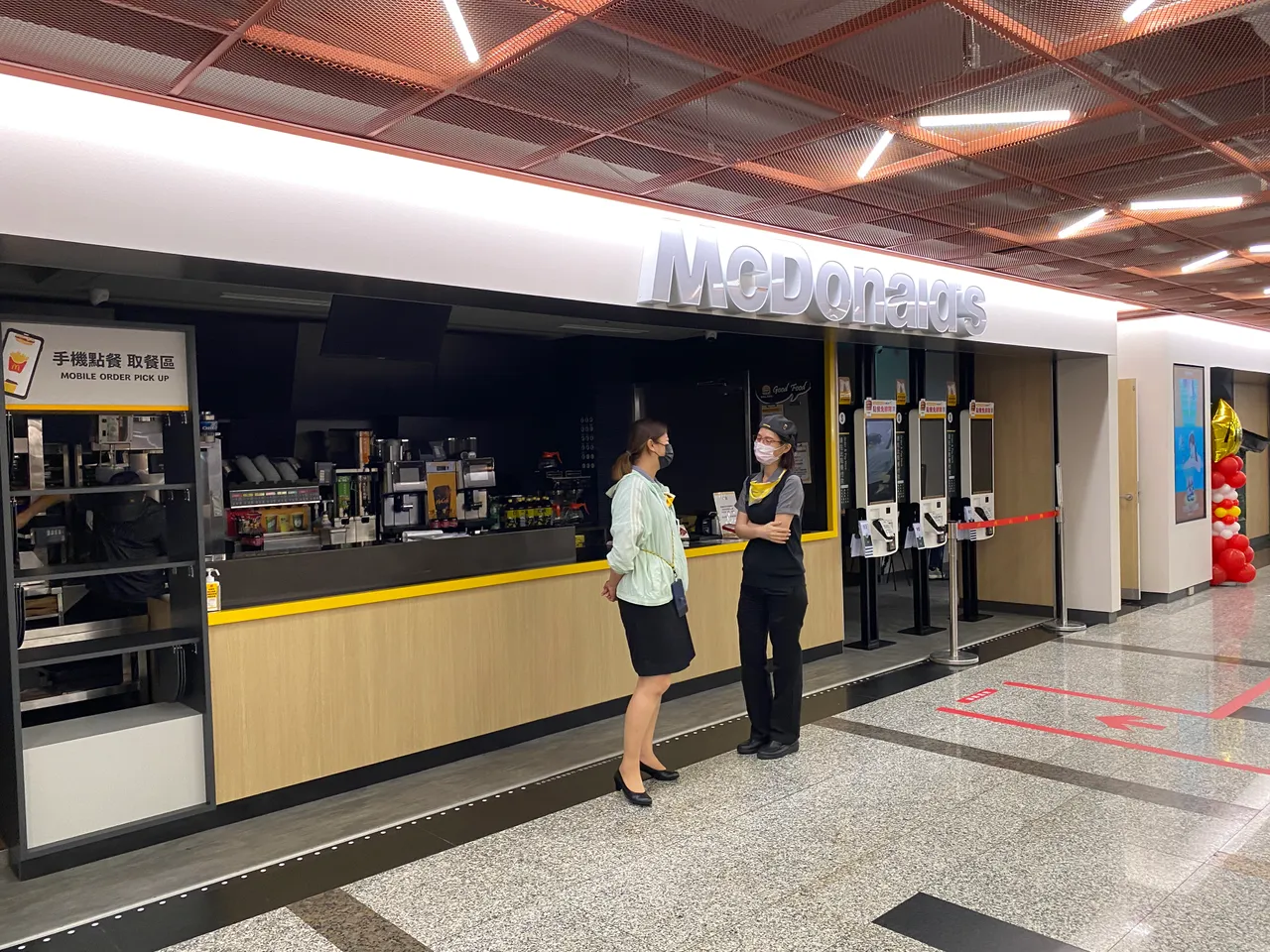 麥當勞店員因跳電只好站到門口提醒民眾。莊偉祺攝