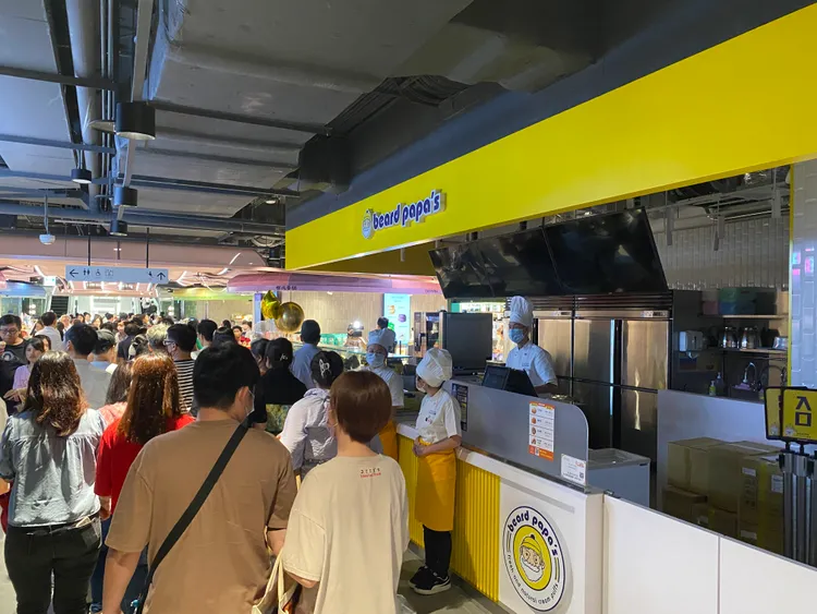 連通市府地下道的泡芙店、麵包店都面臨跳電情況。莊偉祺攝