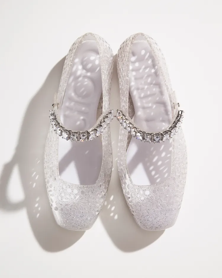 每雙Jelly鞋的同色系踝帶上皆飾有12至14顆剔透水晶。品牌提供