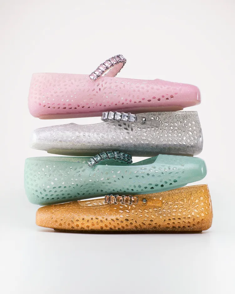 Jimmy Choo全新Jelly鞋將繽紛色系配上Q彈質地。品牌提供