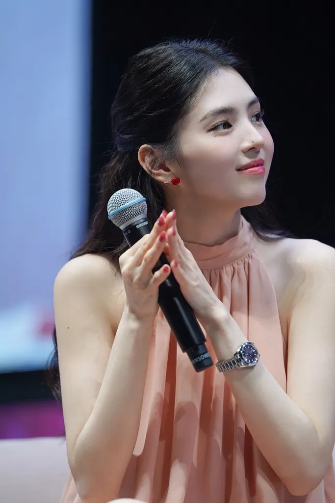 韓素希日前在日本東京的粉絲見面會上，戴上OMEGA腕錶。品牌提供