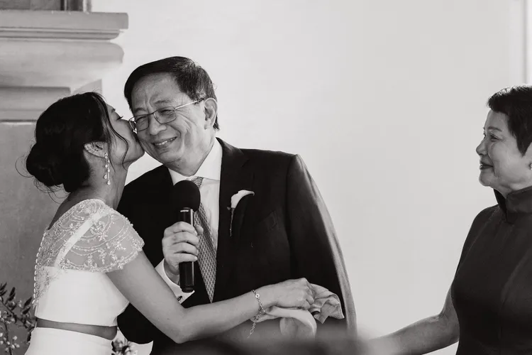 女兒擁抱、親吻爸爸管中閔，讓他破涕為笑，如洗三溫暖。翻攝自管中閔臉書