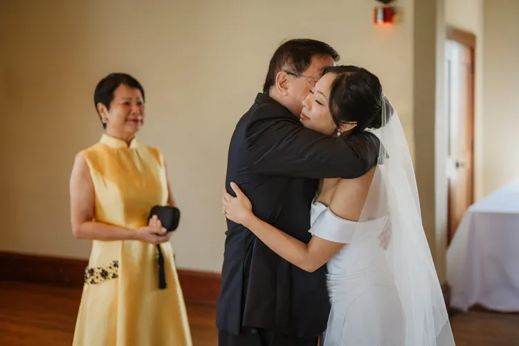 管中閔擁抱愛女，祝福她成新嫁娘。翻攝自管中閔臉書