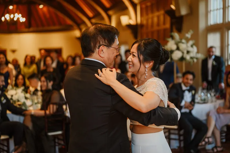 管爺愛女出嫁，在結婚儀式上與女兒一舞。翻攝自管中閔臉書