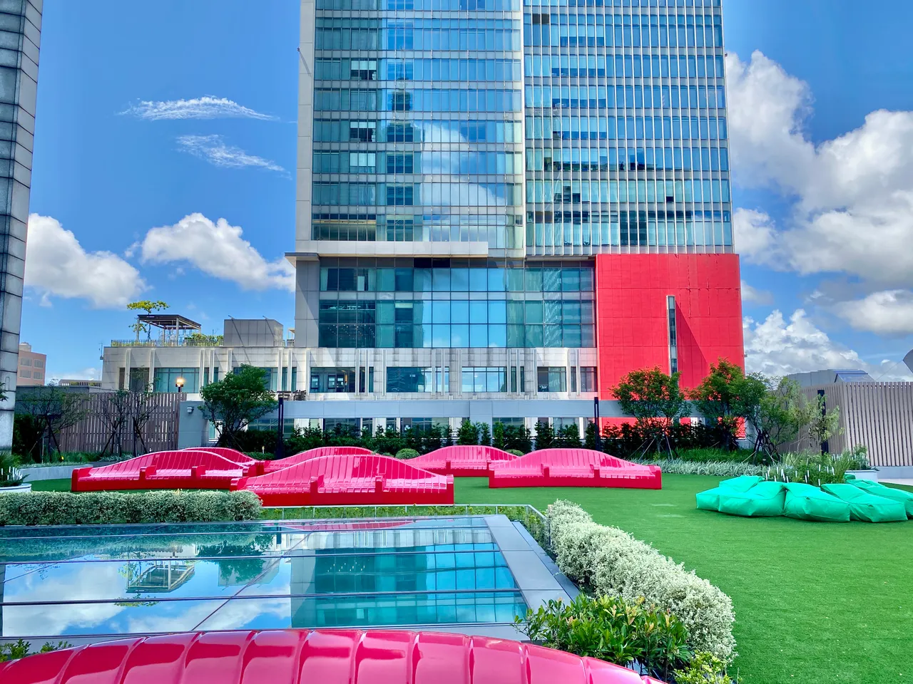 从前信义诚品从未开放过的顶楼空中花园,现在DREAM PLAZA可以进入了。庄伟祺摄