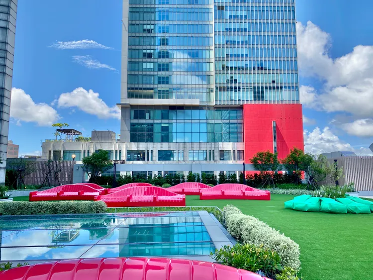 從前信義誠品從未開放過的頂樓空中花園，現在DREAM PLAZA可以進入了。莊偉祺攝