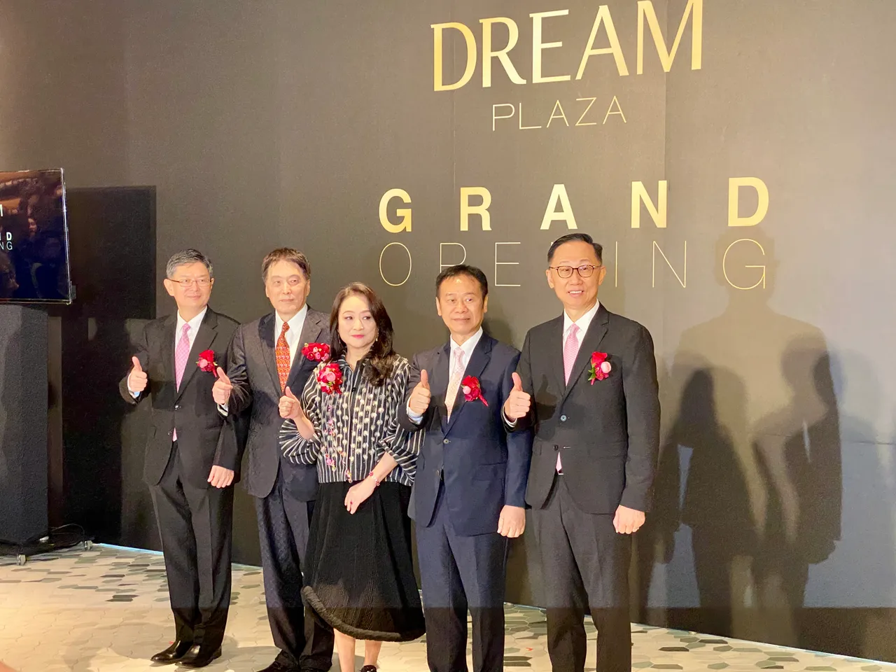 「DREAM PLAZA」今 (25日)正式开幕,由统一集团董事长罗智先(左起2)、美丽事业董事长高秀玲(中)等人出席剪彩仪式。庄伟祺摄