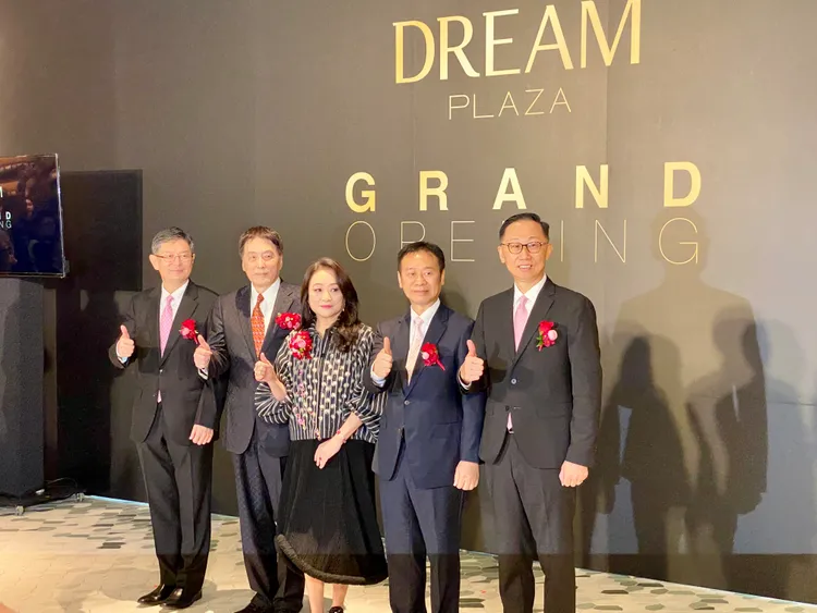 「DREAM PLAZA」今 （25日）正式開幕，由統一集團董事長羅智先（左起2）、美麗事業董事長高秀玲（中）等人出席剪綵儀式。莊偉祺攝
