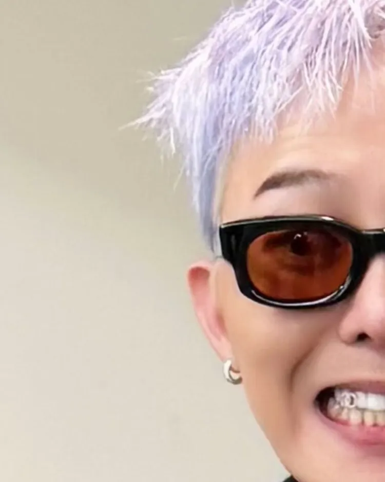 關穎PO出GD大特寫，Chanel經典Logo造型的牙鑽很搶眼。翻攝關穎IG