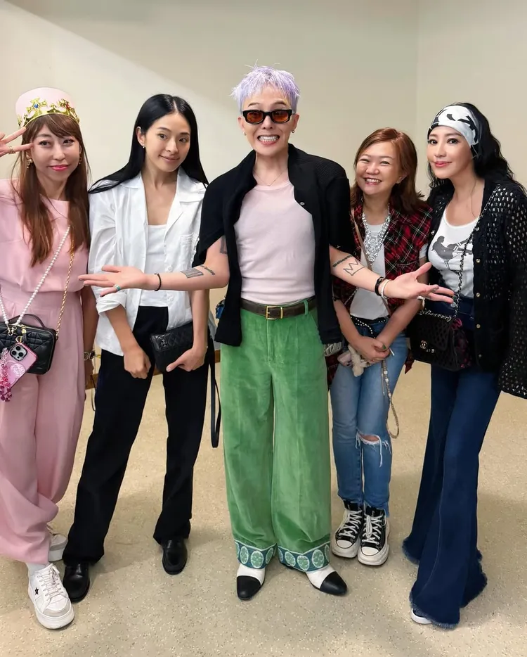 G-DRAGON（中）俏皮齜著牙笑，關穎（右）心裡小鹿亂撞。翻攝關穎IG