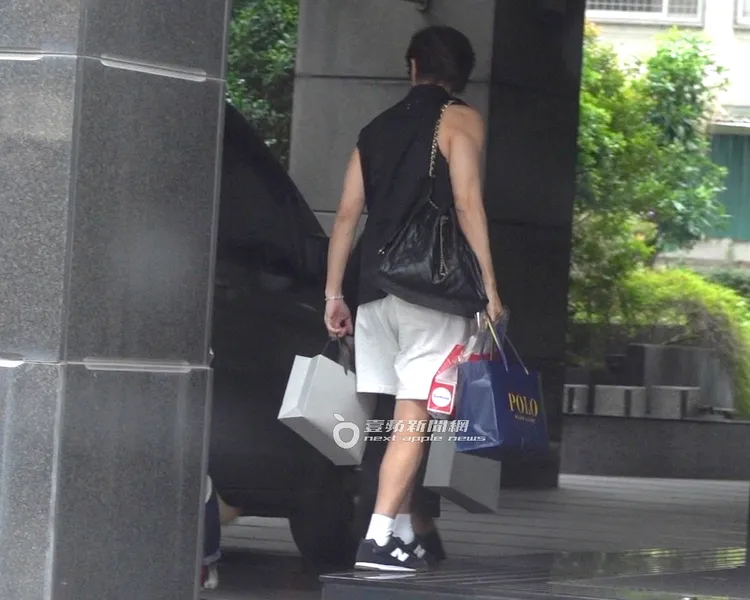 陳柏霖下車後，仍不忘回頭多看Afuri幾眼。特勤中心攝