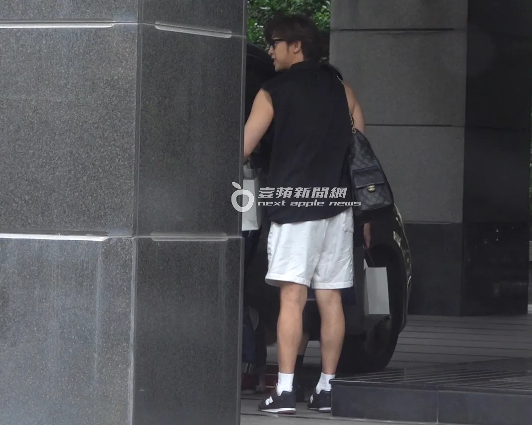 活動後,陳柏霖換上休閒裝扮,肩背Jennie代言同款香奈兒包。特勤中心攝
