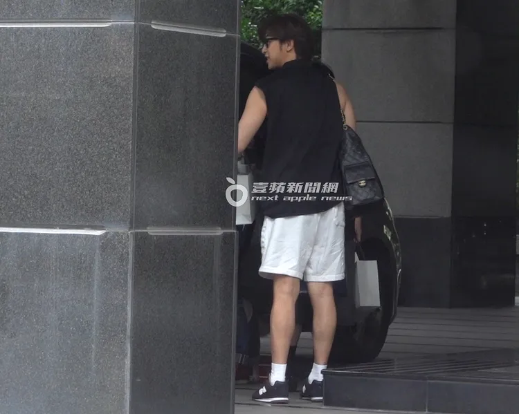 活動後，陳柏霖換上休閒裝扮，肩背Jennie代言同款香奈兒包。特勤中心攝