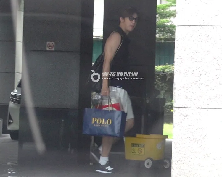 陳柏霖提著大小袋回家，露出手臂肌肉線條。特勤中心攝