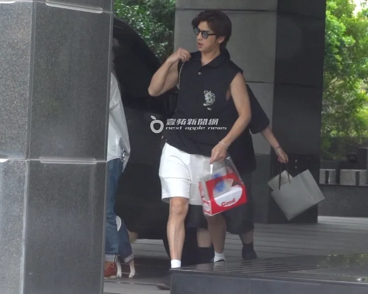 陳柏霖拿著主持人阿Ken賣的甜甜圈。特勤中心攝