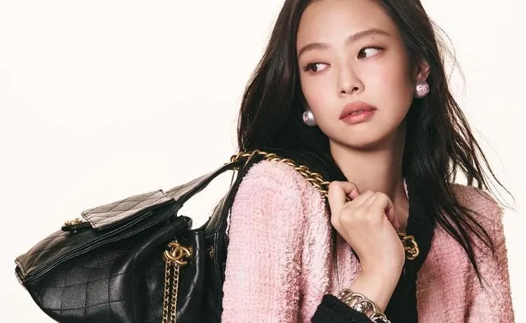 Jennie代言香奈兒包款。
