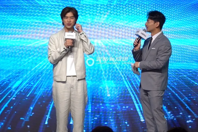 陳柏霖（左）出席保養品牌活動拚事業，主持人阿Ken風趣訪問他。特勤中心攝