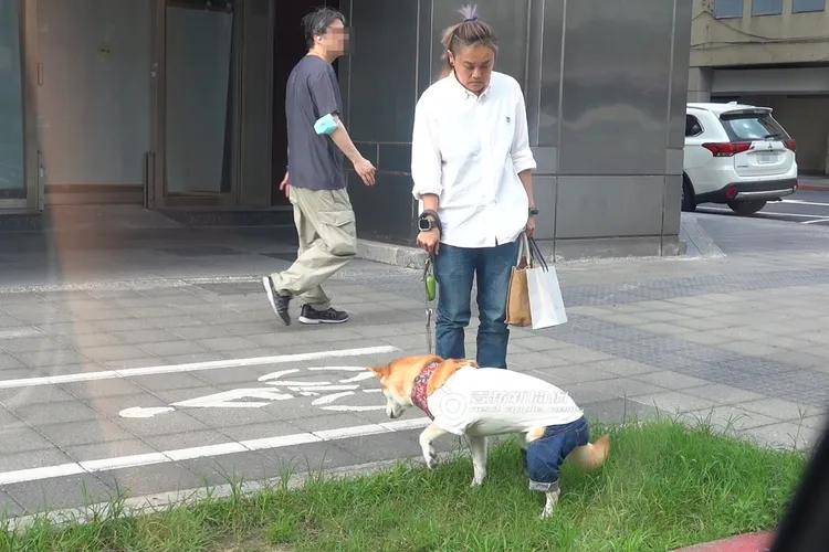 Afuri愉快小解抓抓土壤稍作清理，準備愉快地離開。特勤中心攝