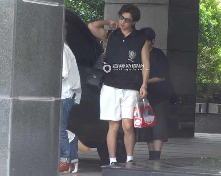 陳柏霖休閒裝配貴氣香奈兒包，走混搭路線。特勤中心攝