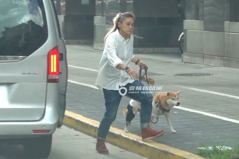Afuri跟著經紀人下車,看起來精神抖擻。特勤中心攝