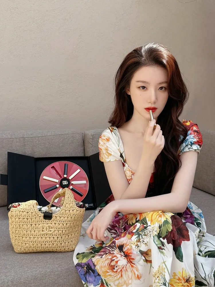 葉舒華演繹Dolce & Gabbana唯我水感奢光唇膏#333。翻攝IG